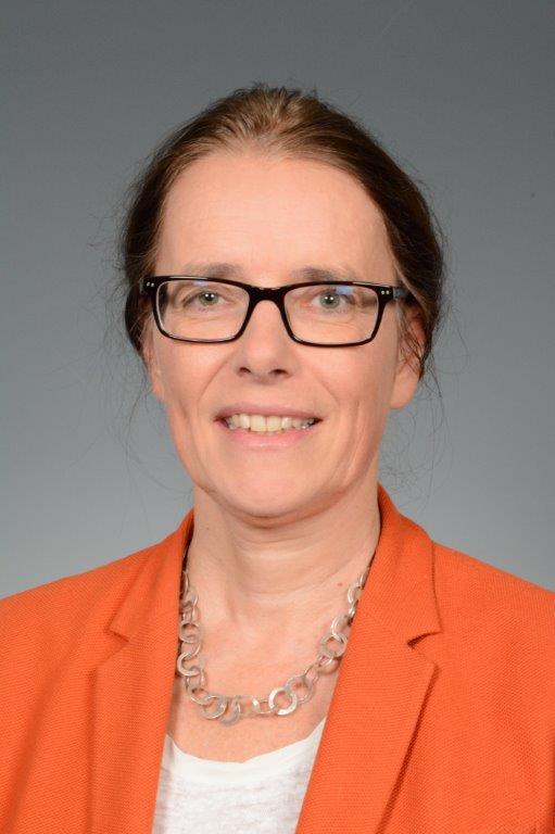 Dargestellt ist das Portraitfoto von Brigitte Preuß, Leiterin Personal, Allianz Deutschland AG, Stuttgart.